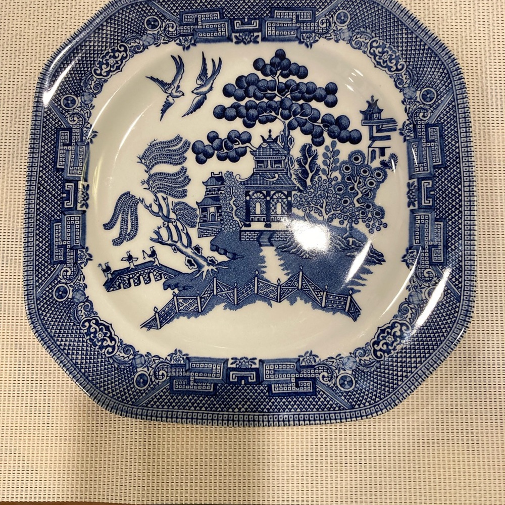 Blue Willow heptagon Salad Plate. Made in England. Sale